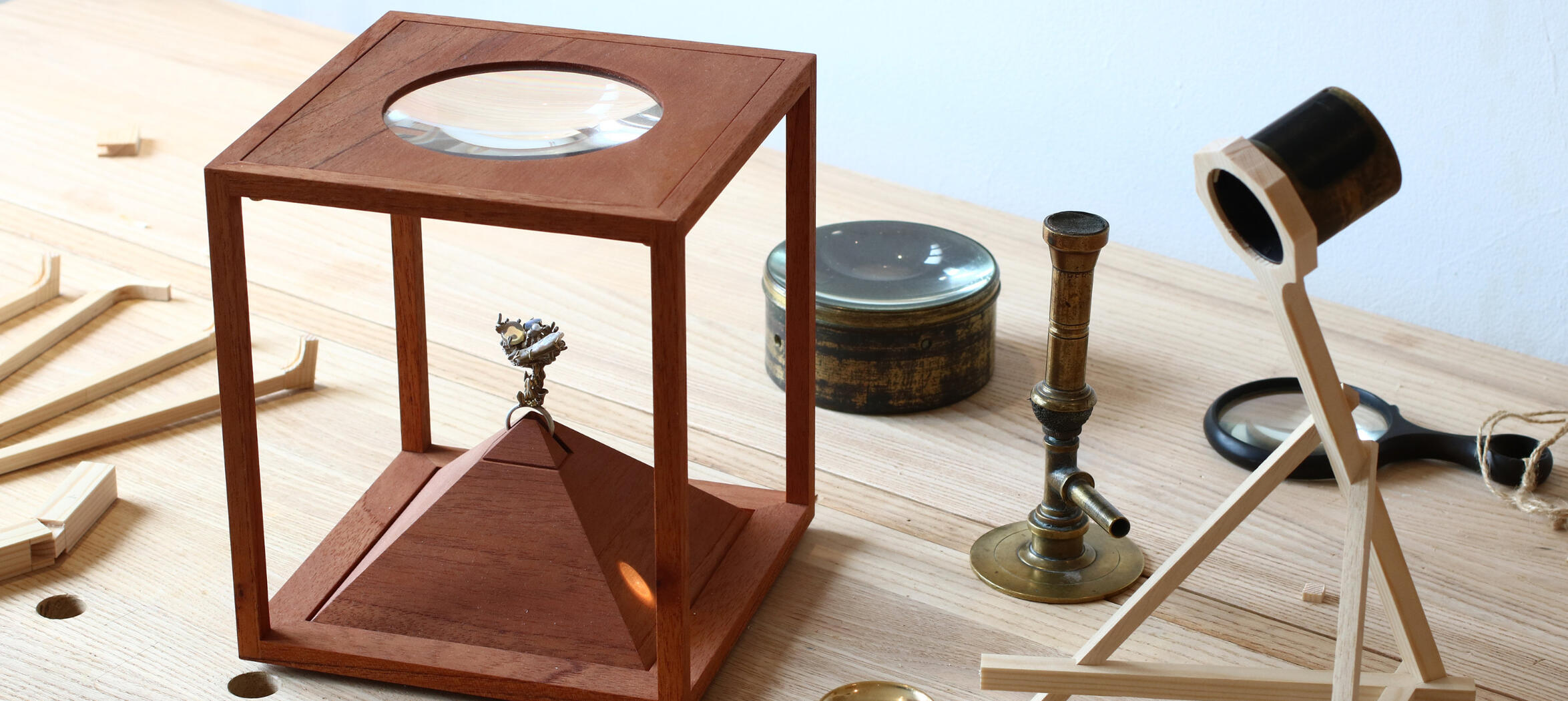 Ring Display Box with Magnifier